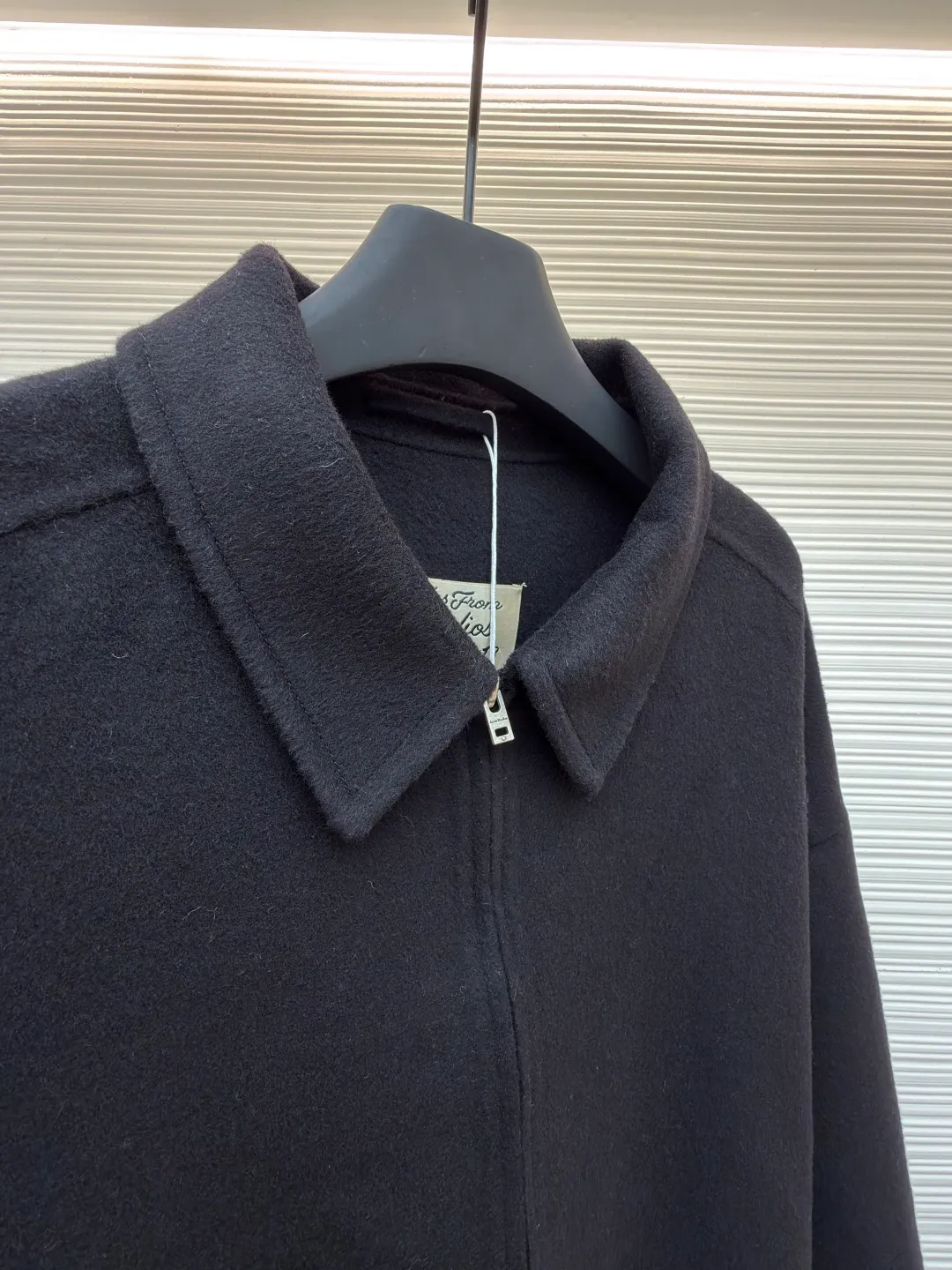 Acne Studios lapel zipper off-shoulder long-sleeved wool jacket ●Original version: Purchased and developed at 7499 ●Item number: 1681820-C85 ●Fabric: wool fabric ●Technology: Made on positioning cutting machine ●Color: black ●Version: fitted version ●Weight: about 1215 grams ●Size: 46-48-50 ●Description: Made of high-density wool blended fabric, treated with double-sided worsted spinning process, it feels soft and waxy and has good drape. The body adopts a hidden zipper + lapel design, with a neat neckline; the pockets on both sides have a welt structure and are decorated with buttons of the same color, with exquisite details. The overall shape is slightly loose, the hem is naturally curved, and the edges are reinforced with overlocking technology, which not only retains the soft texture of the fabric, but also improves the durability, and combines simple style with advanced craftsmanship. The overall wiring is straight and delicate, the fabric is comfortable and soft, and the color is consistent without color difference. It can be matched with the same style to create a fashionable look and control various occasions. Customized accessories, complete with three standards, same style for men and women!